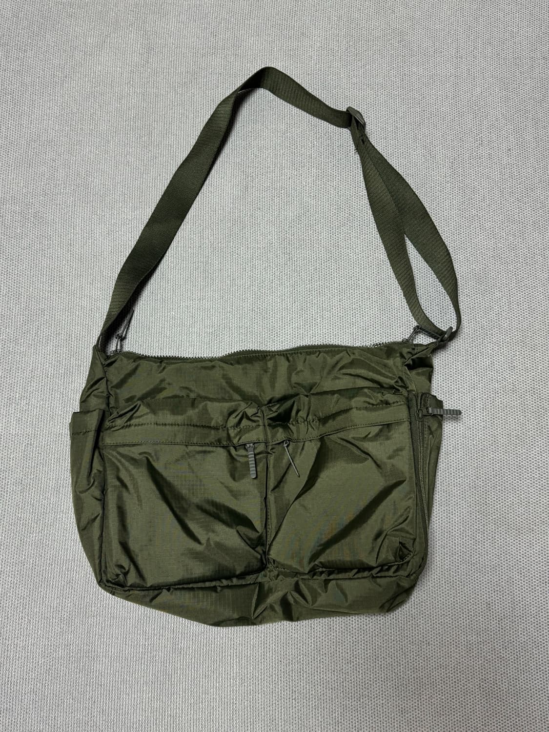 유니클로 멀티 포켓 숄더백 카키(유니포터) 상품이미지1