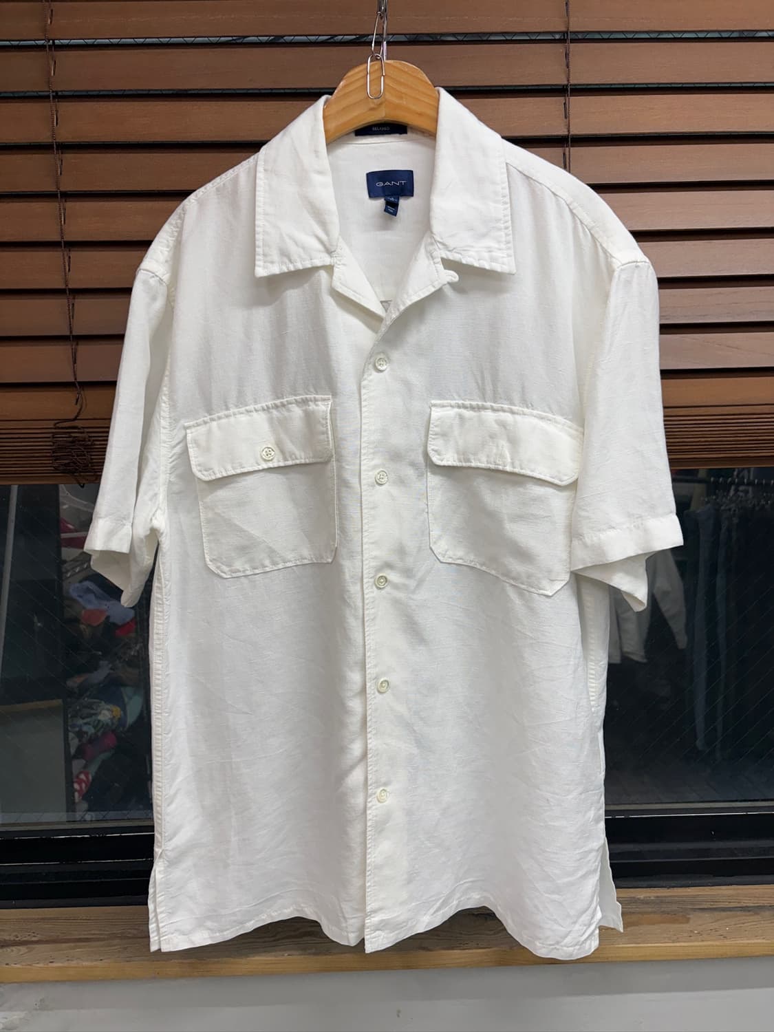 GANT 간트 화이트 오픈카라 투포켓 반팔 셔츠 상품이미지1