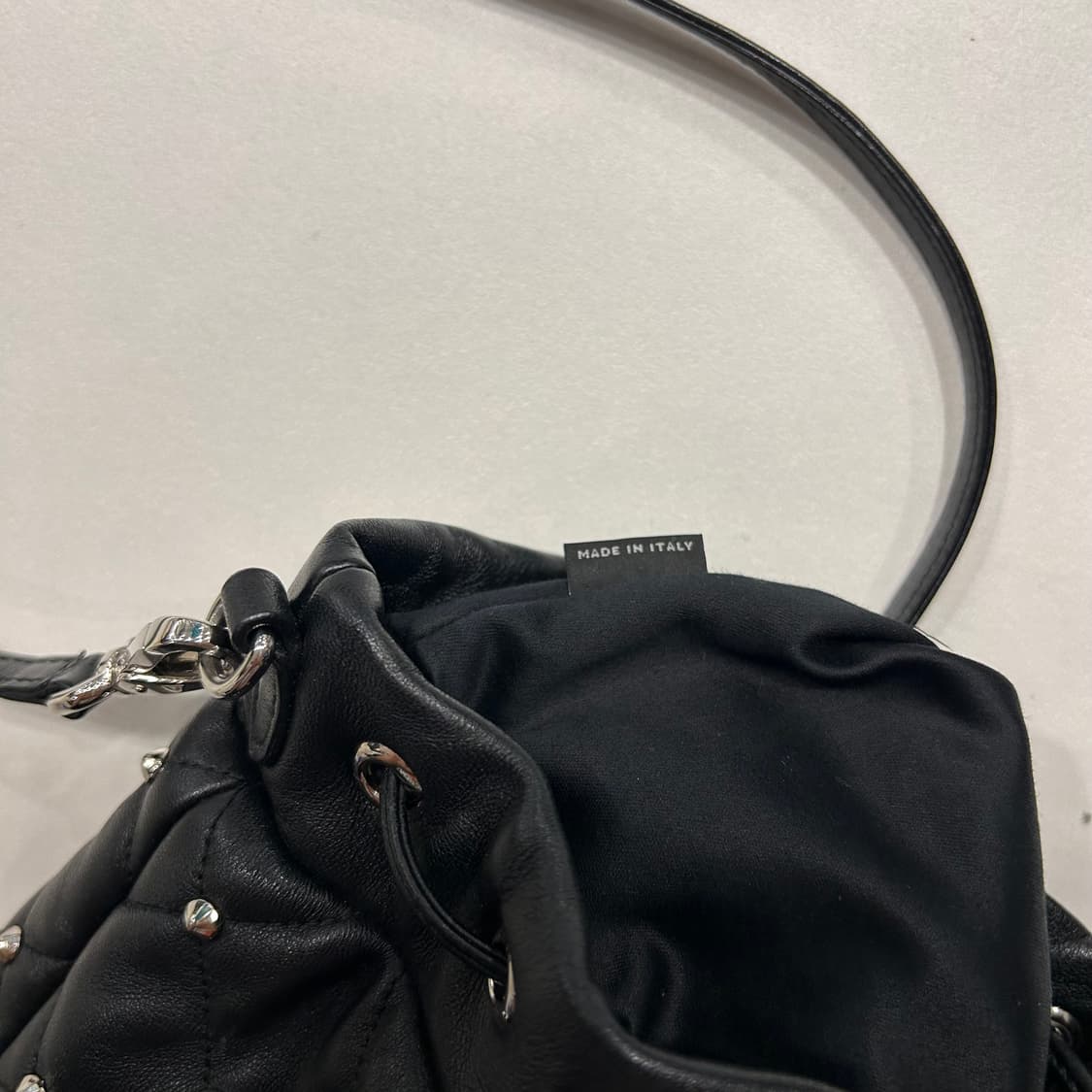 MIUMIU 미우미우 스터드 버킷백 가방 블랙 상품이미지7