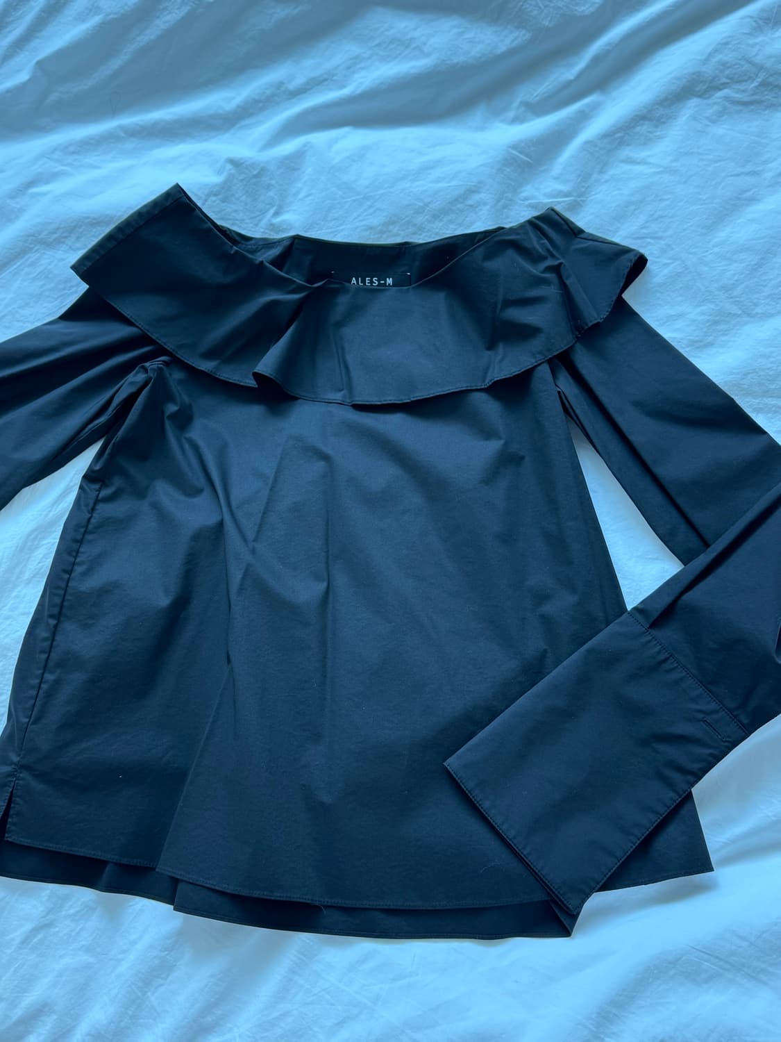 아레스엠 블랙 오프숄더 셔츠 상품이미지5
