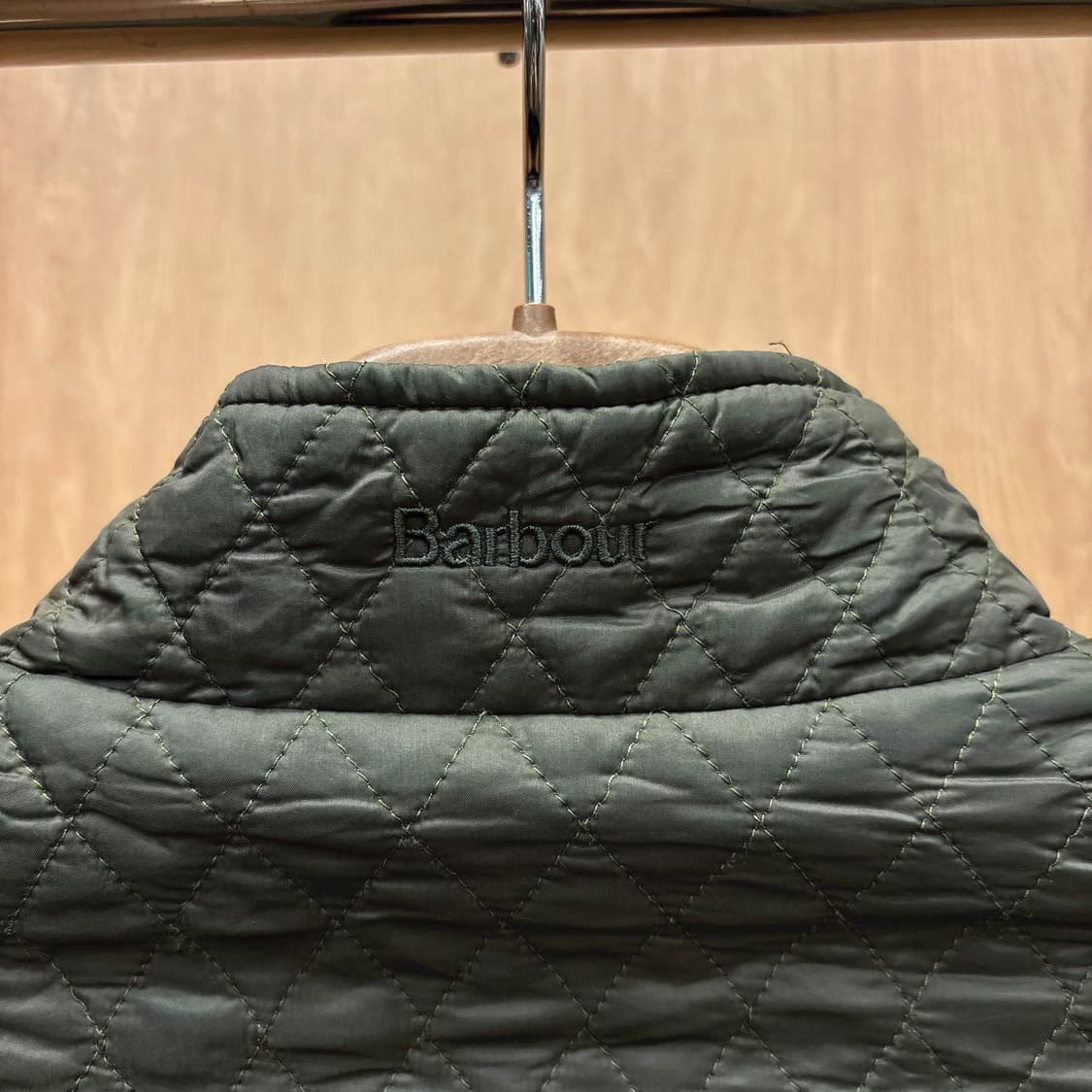 바버 하이넥 퀄팅 베스트 다이아 누빔 백 사이드 버튼 탭 디테일 카키 상품이미지7