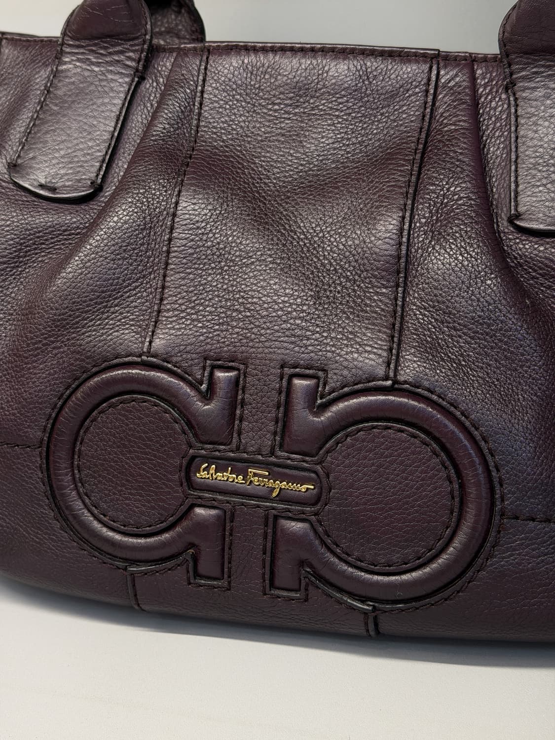 페라가모 간치니 엠보싱 레더 토트백 상품이미지4