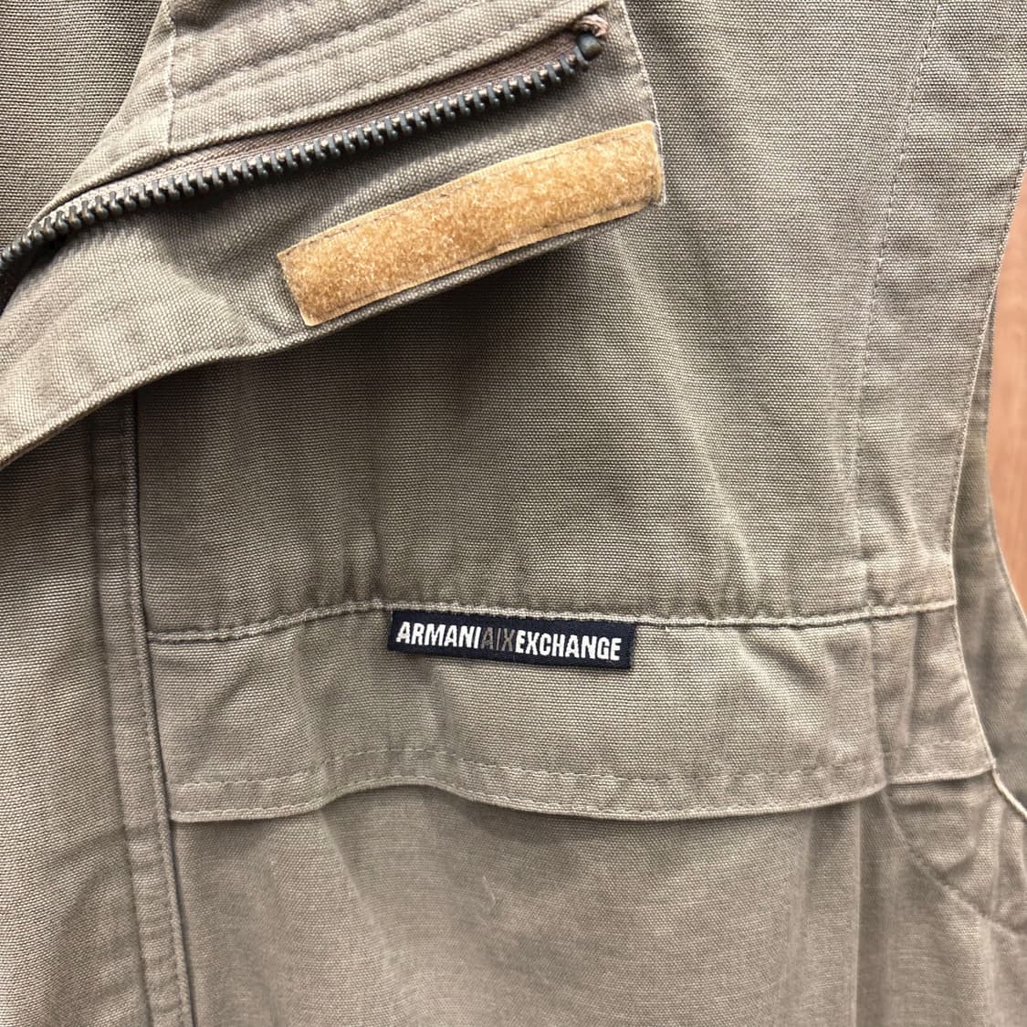 아르마니 익스체인지 하이넥 코튼 베스트 로고 자수 패치 디테일 카키 상품이미지6
