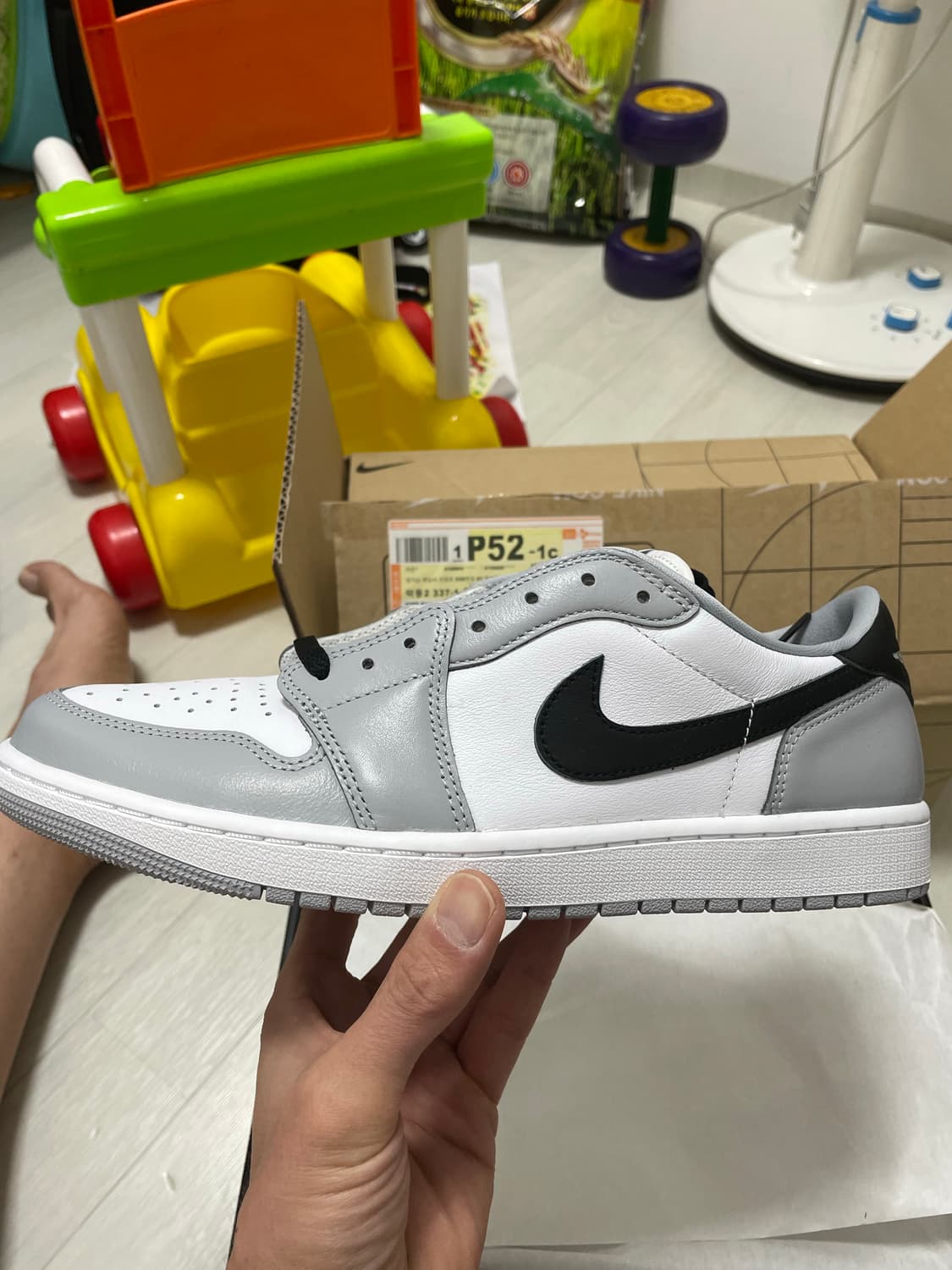 조던 1 레트로 로우 OG 울프 그레이 앤 화이트 300 상품이미지1