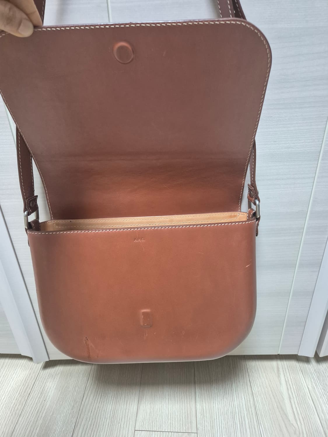 (정품) A.P.C 아페쎄 제임스 레더 백 통가죽 크로스 상품이미지4