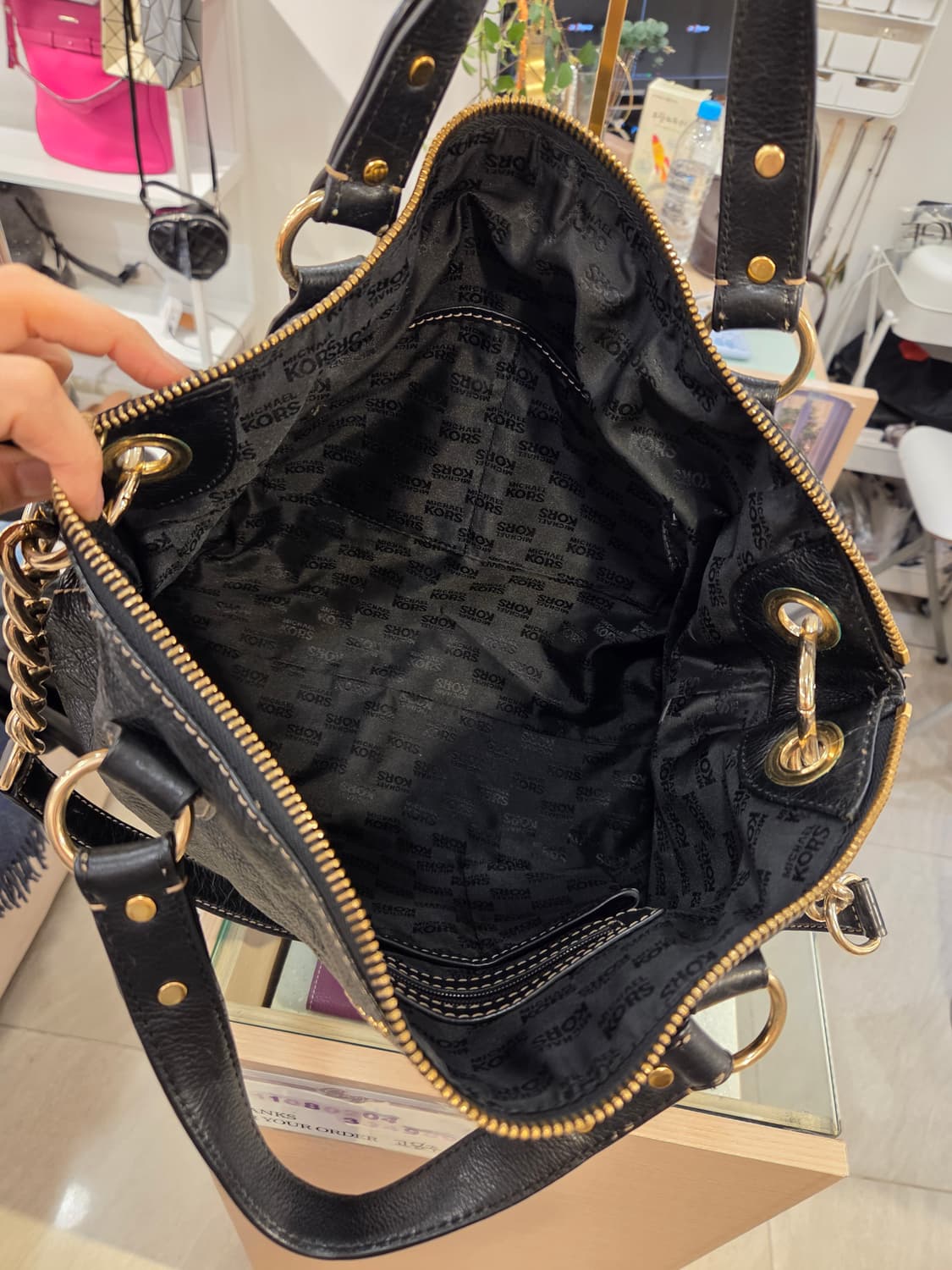 마이클코어스 스터드 숄더백 상품이미지5