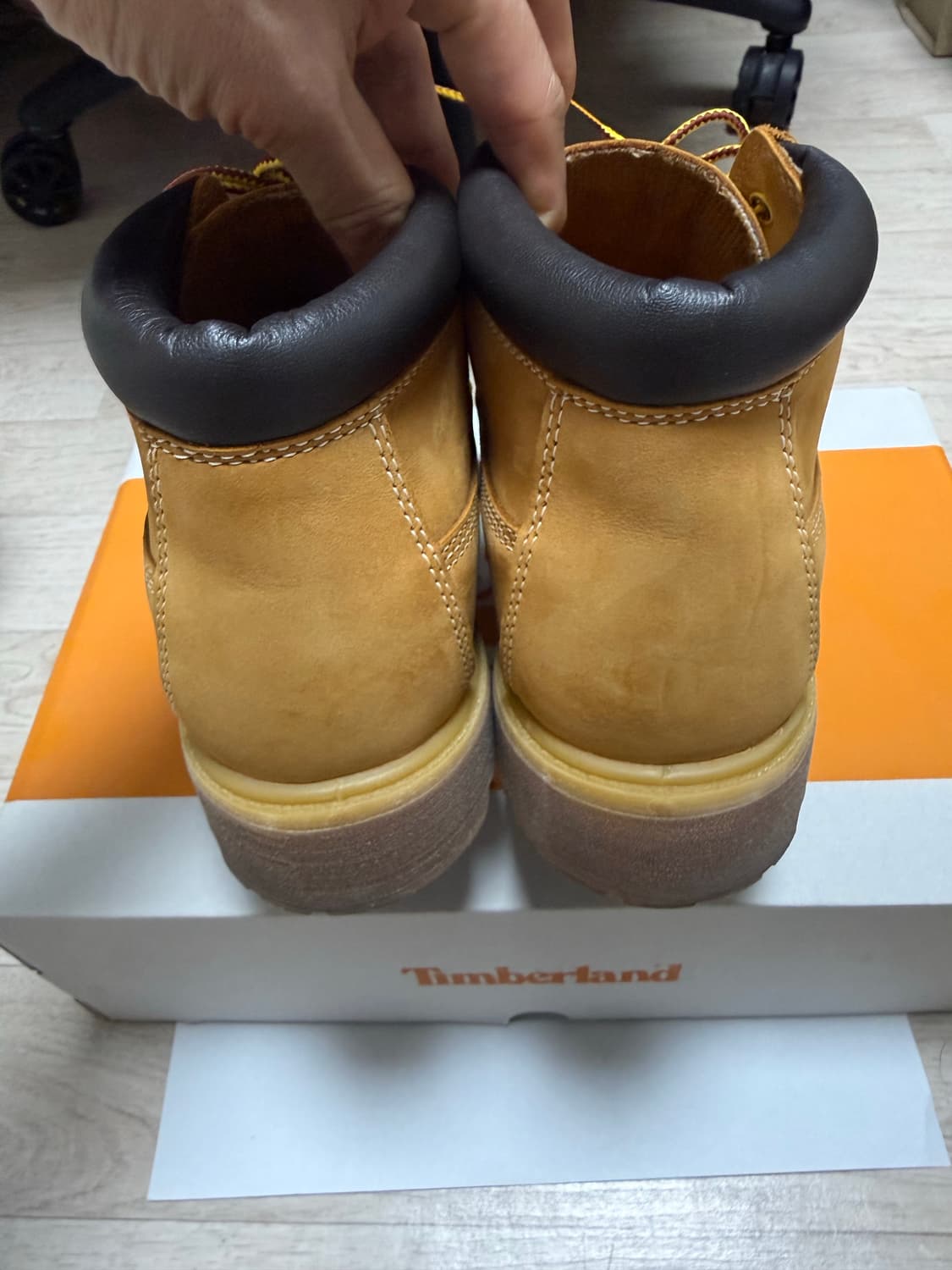 팀버랜드 프리미엄 워터프루프 츄카 부츠 위트 누벅 - 와이드 상품이미지5