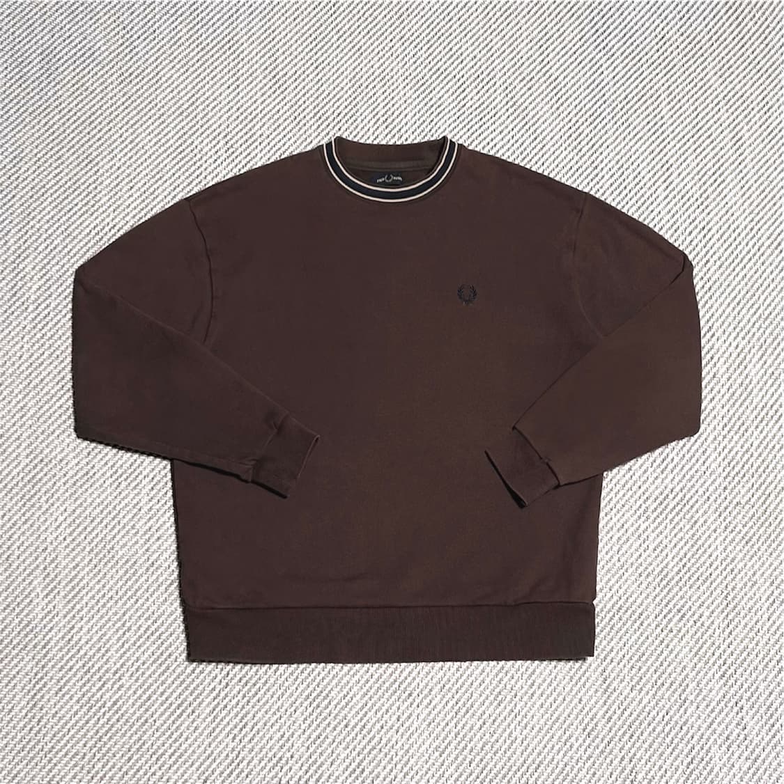 [M] Fredperry 프레드페리 브라운 라운드 맨투맨 상품이미지1