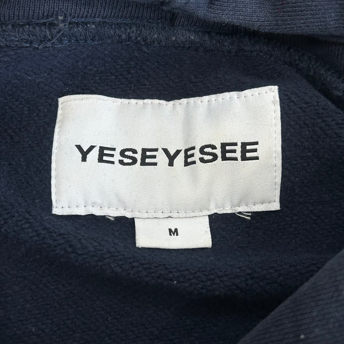 Yeseyesee 예스아이씨 레드 스펠아웃로고 네이비 후드티 상품이미지5