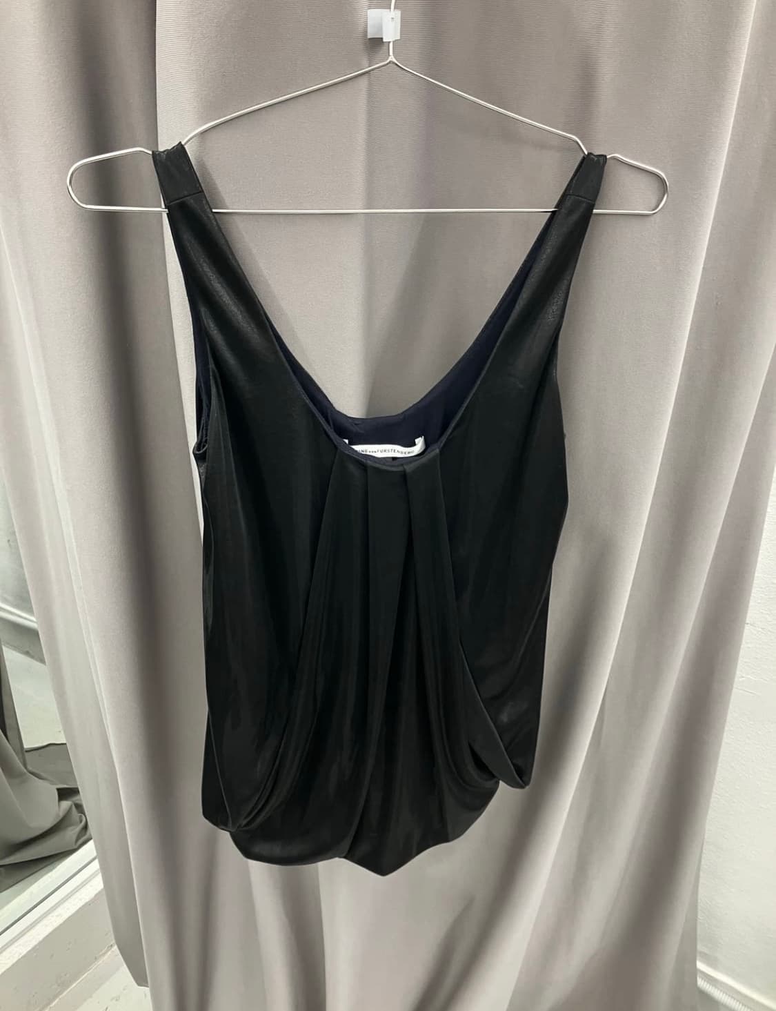 Silky drape top 상품이미지1