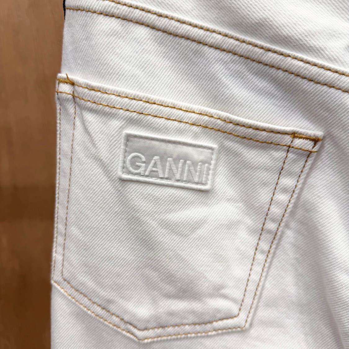 가니 데님 팬츠 백 포켓 로고 라벨 옐로우 스티치 포인트 디테일 화이트 상품이미지6
