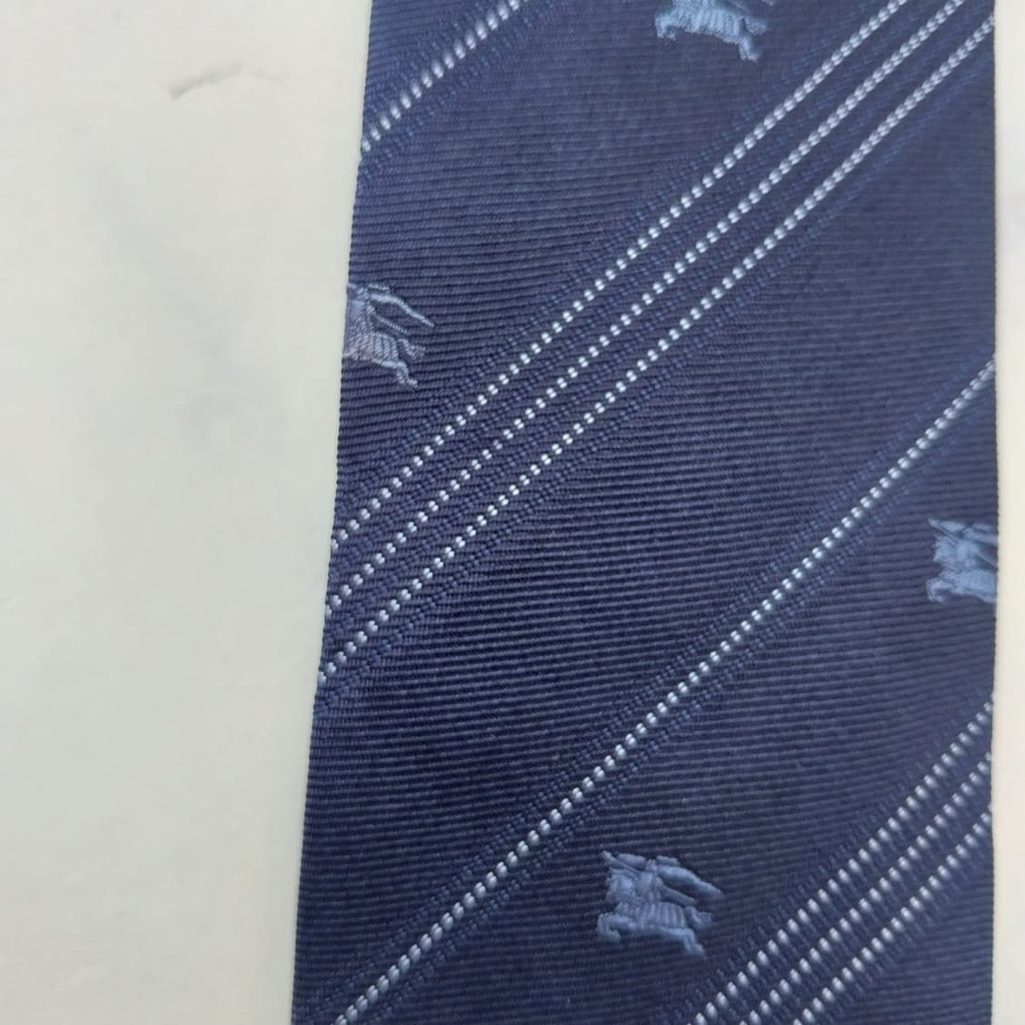 버버리 네이비 기마사 패턴 슬림 넥타이 8cm A+등급 K2553
 상품이미지10