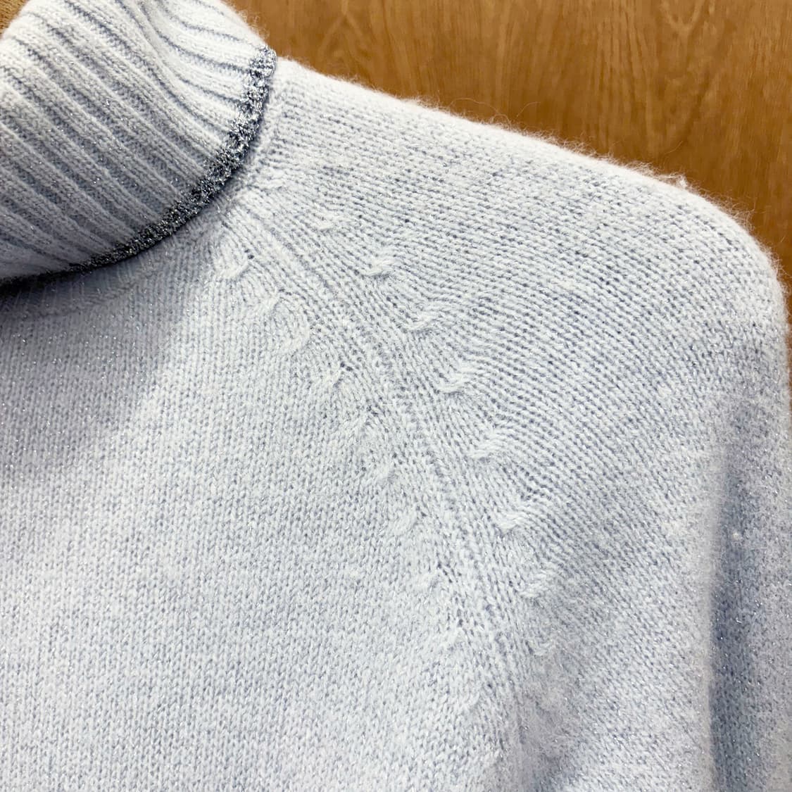 꾸레쥬 터틀넥 골지 니트 미니 로고 자수 레글런 슬리브 디테일 그레이 상품이미지7