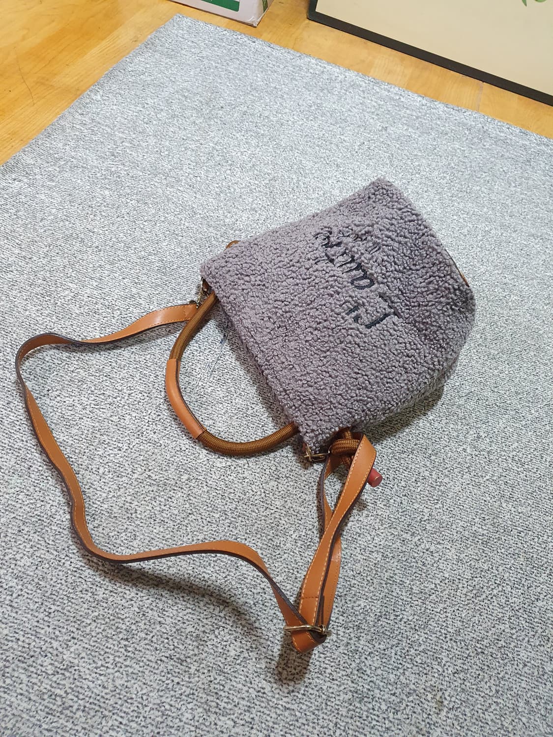 뽀글이 가방 크로스백 
사진상 보이는그대로. 넘넘 예뻐요
 상품이미지4