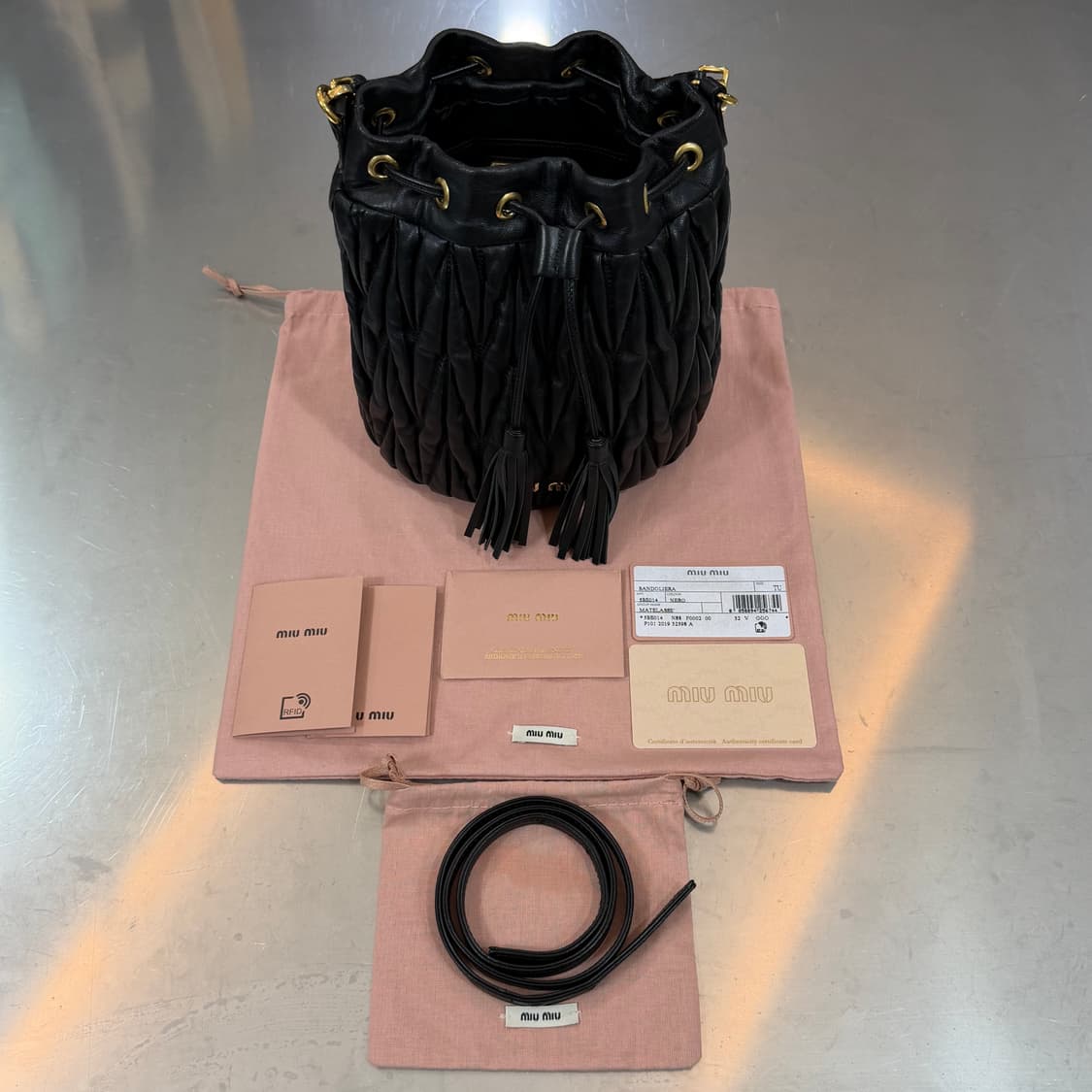 [리오브전포점] 미우미우 마테라쎄 가죽 버킷백 블랙 상품이미지1