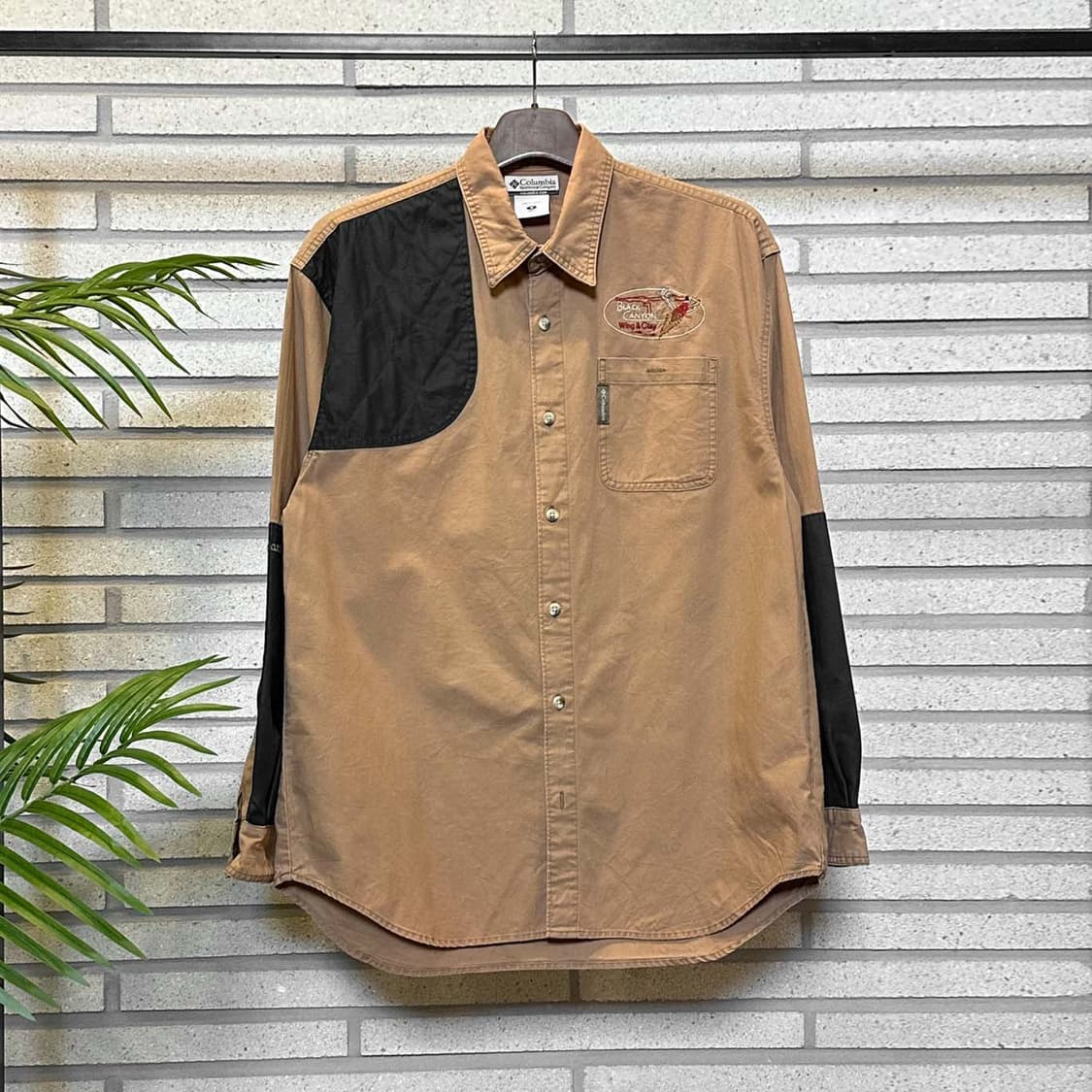 컬럼비아 긴팔 워크 셔츠 앞면 로고 배색 원포켓 디테일 카멜 베이지 상품이미지2