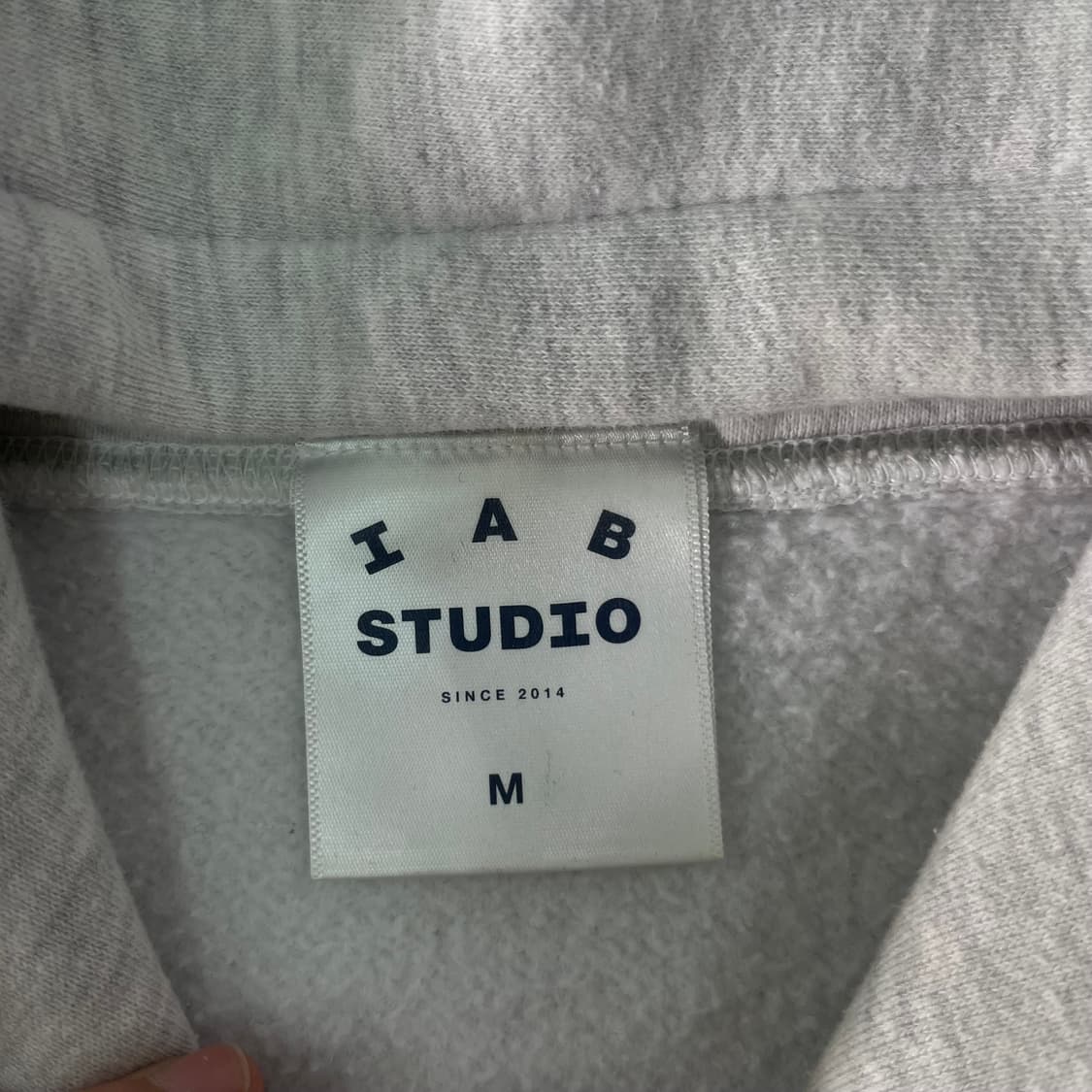 100 아이앱 스튜디오 라이트 그레이 후드티 상품이미지4