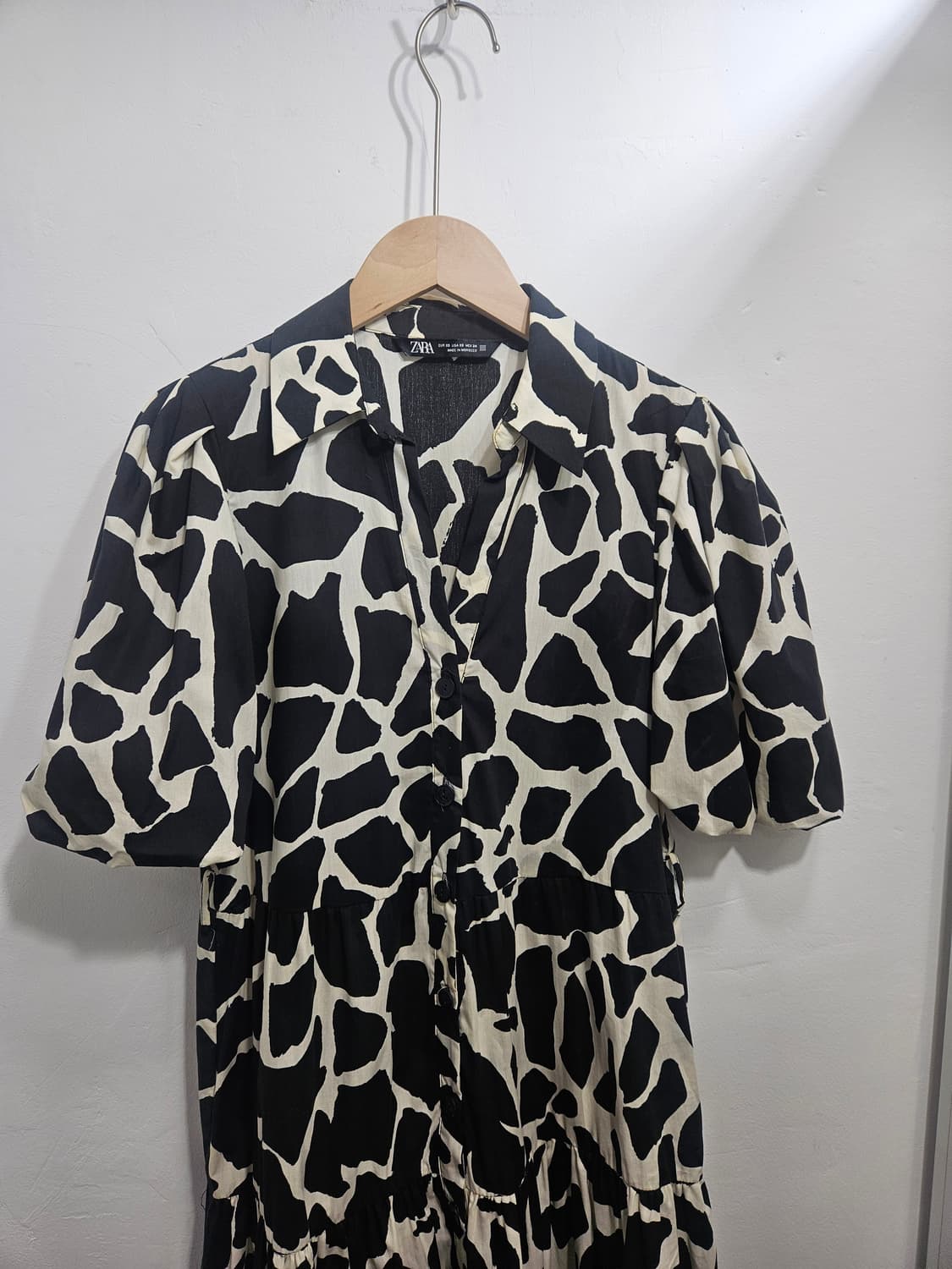 자라(ZARA) 퍼프소매 앞면 단추여밈 롱원피스 상품이미지2