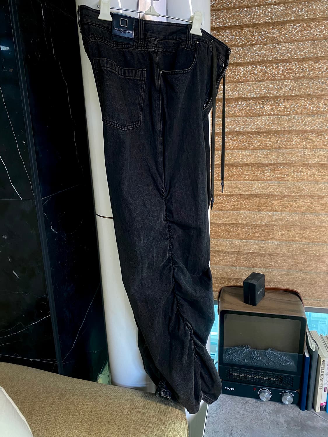 우영미 셔링 데님 와이드 팬츠 흑청 24SS 상품이미지4