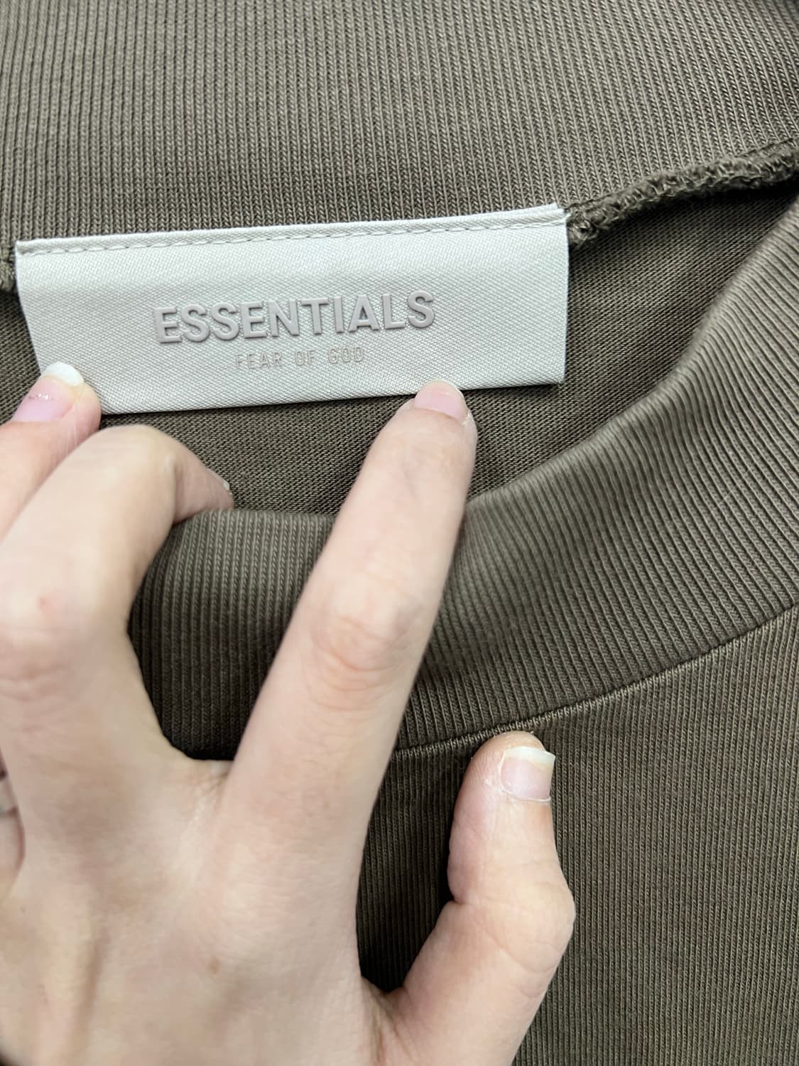 ESSENTIALS 카키색 티셔츠 상품이미지2