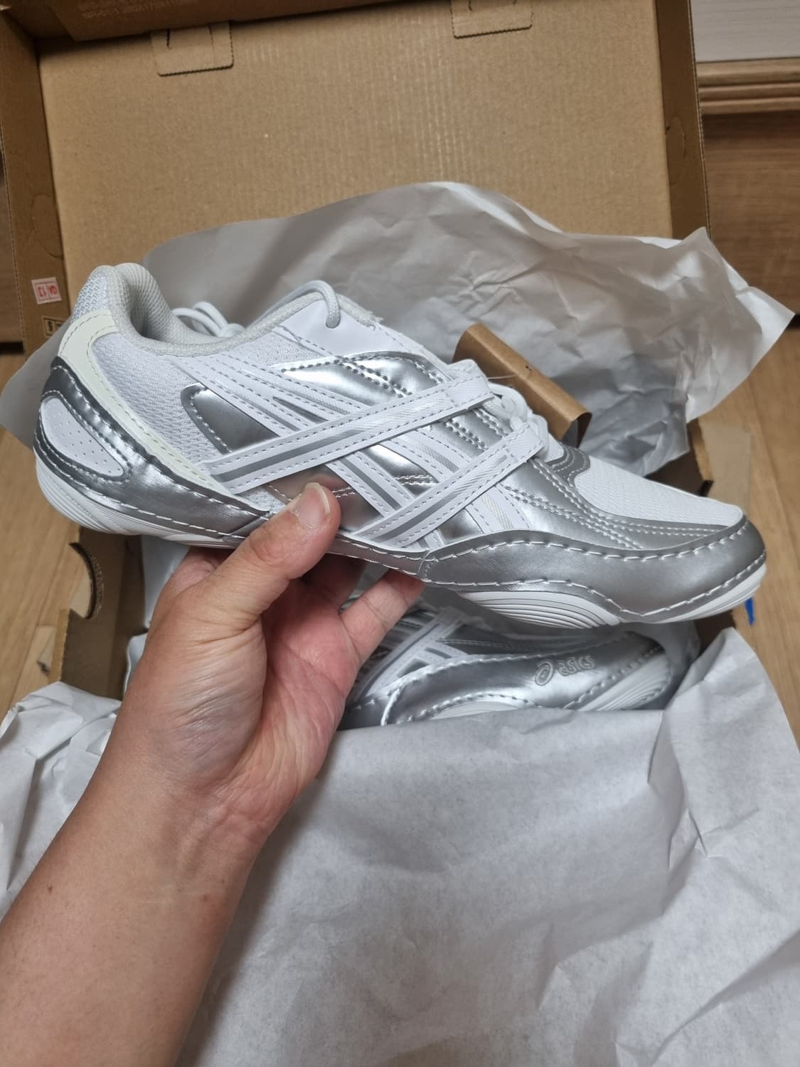 아식스 하이퍼싱크 화이트 퓨어 실버
235사이즈 새상품 상품이미지1