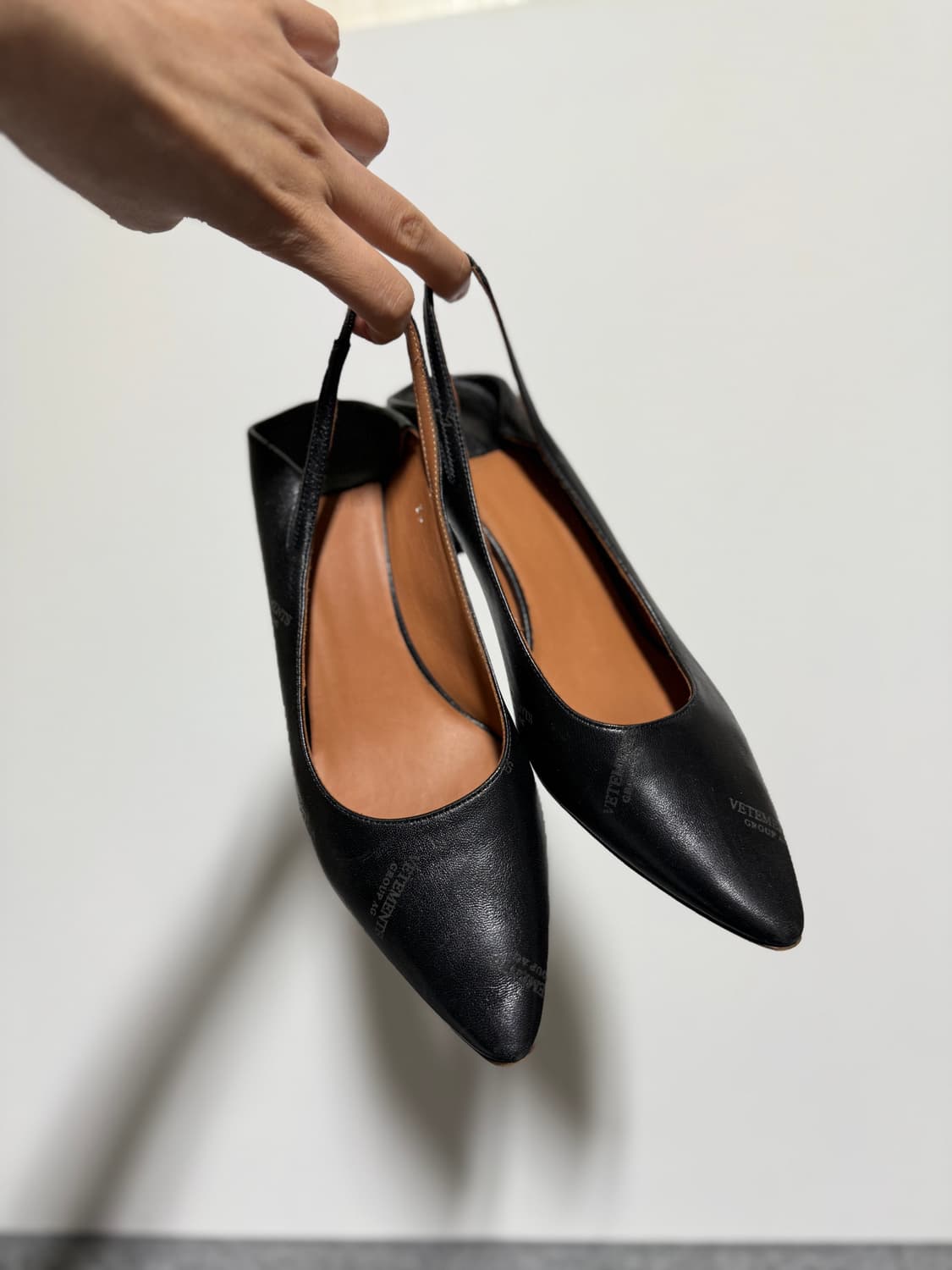 베트멍 엠보스드 슬링백 키튼힐 블랙 250 상품이미지1