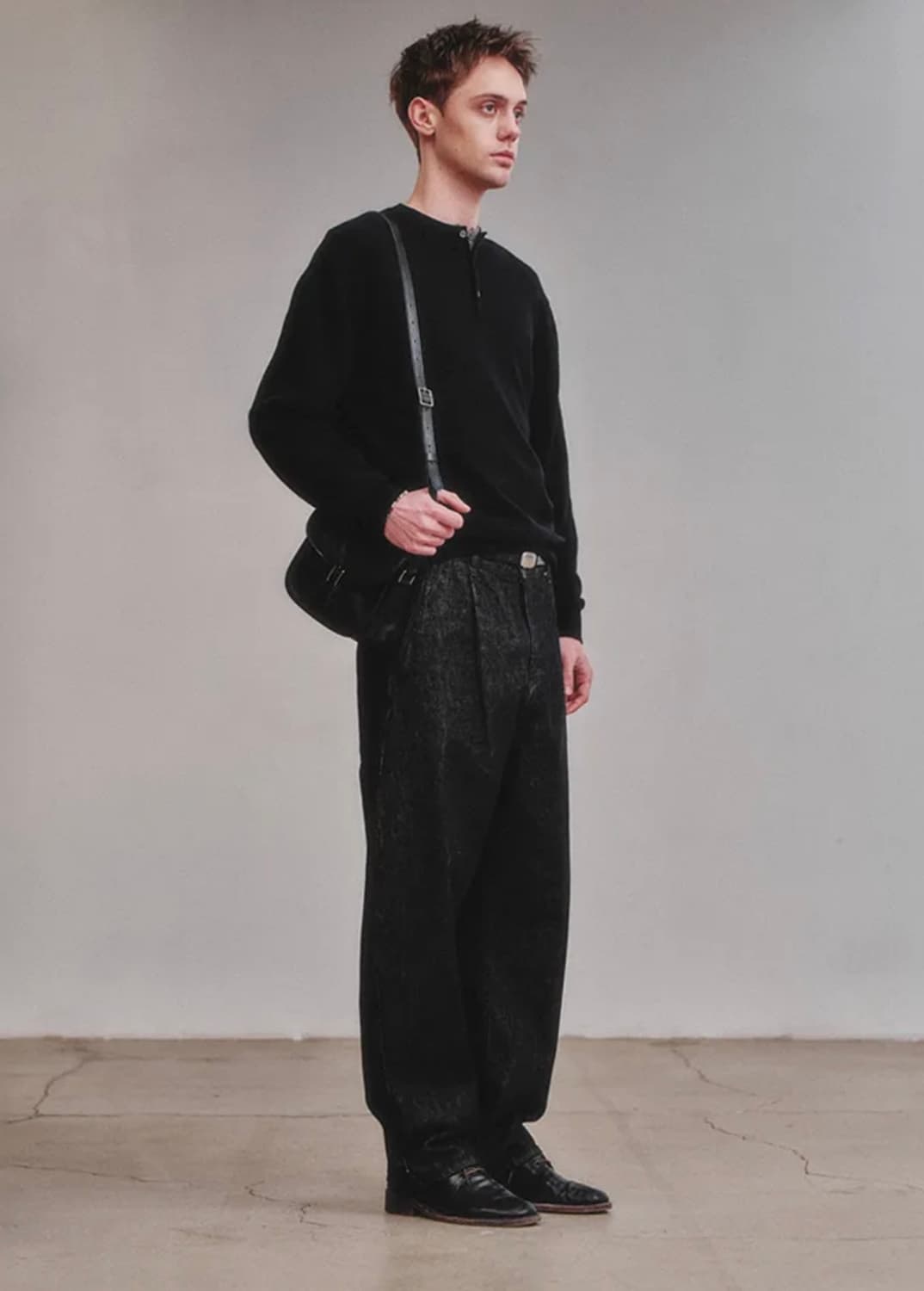 아트이프액츠 원턱 커브드 데님 팬츠 워시드 블랙 상품이미지5