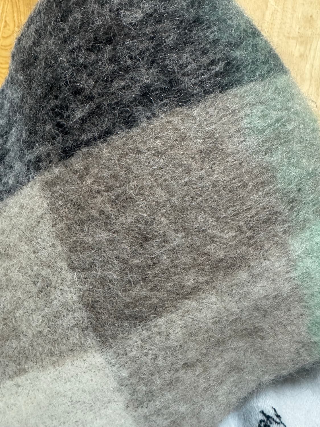 아크네 스튜디오 모헤어 체크 머플러 그린 그레이 블랙 상품이미지2