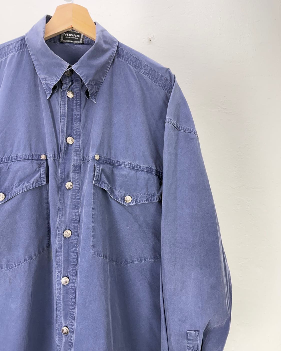 베르사체 진스 꾸뛰르 블루 오버다이 버튼업 메두사 셔츠 상품이미지3