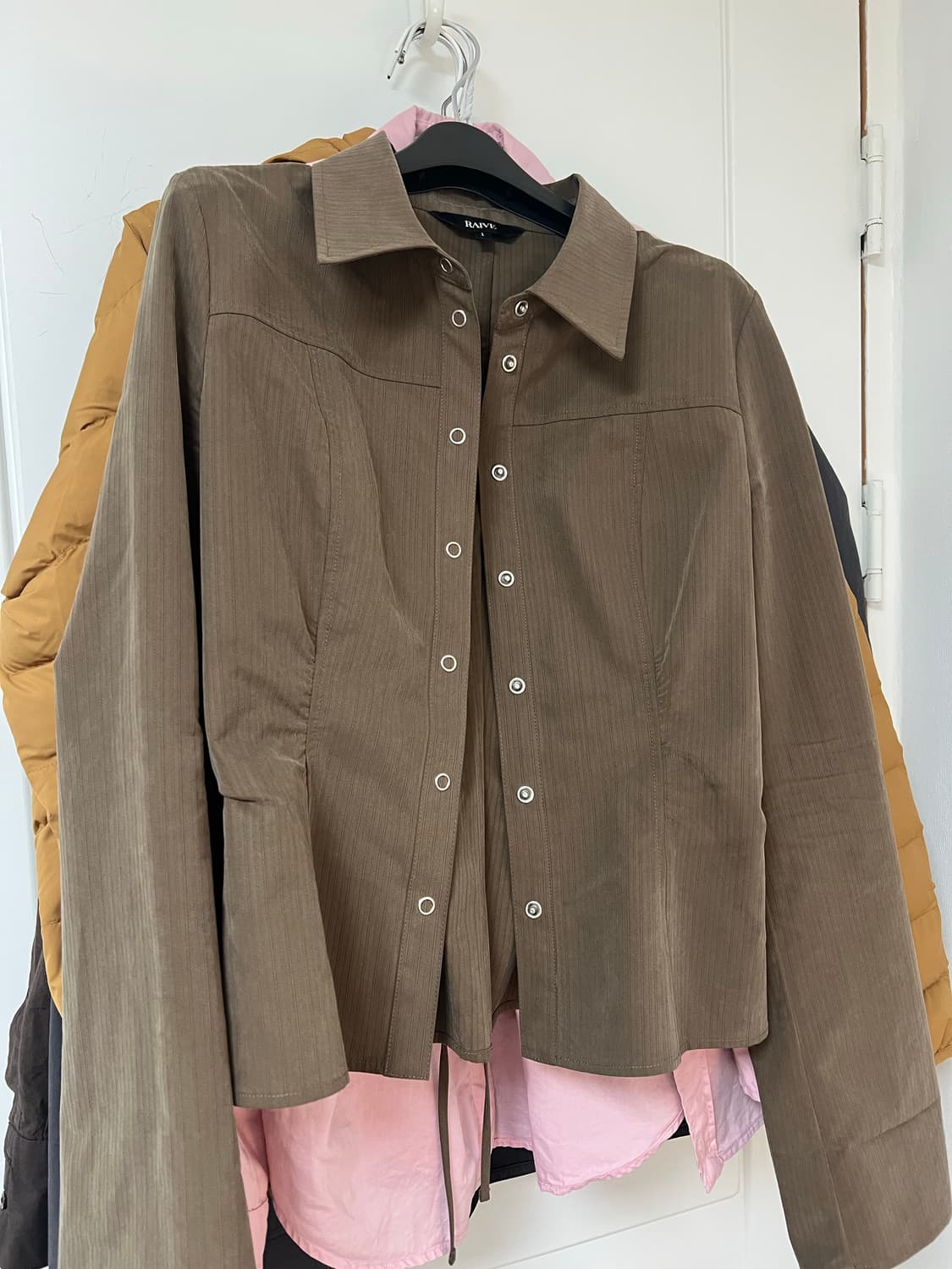 RAIVE 레이브 back strap ring-button blouse 상품이미지4