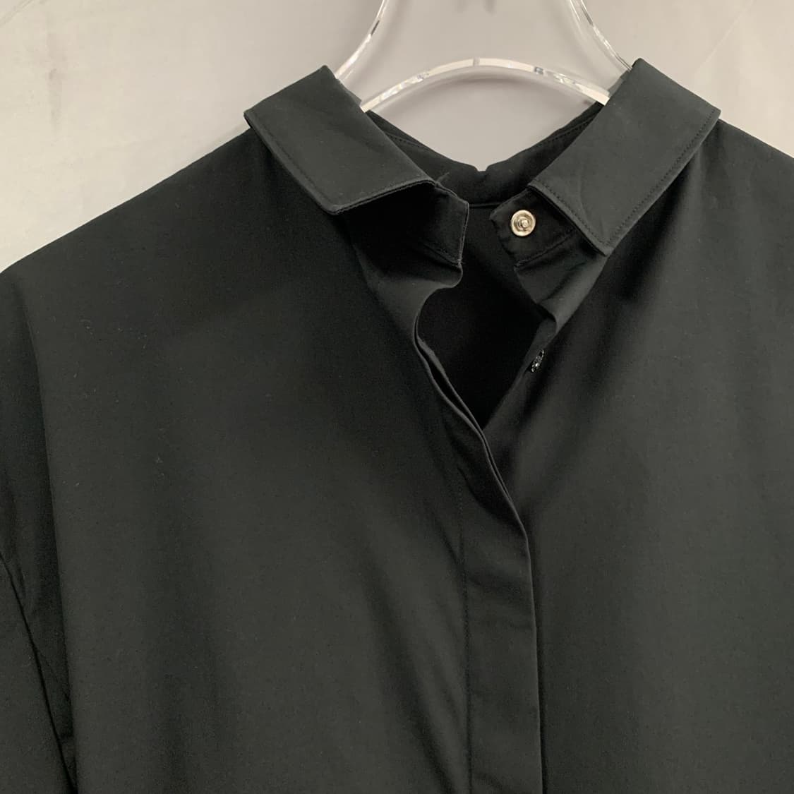 S 닐바렛 백버튼 스판 블랙 반팔 블라우스 셔츠 상품이미지4