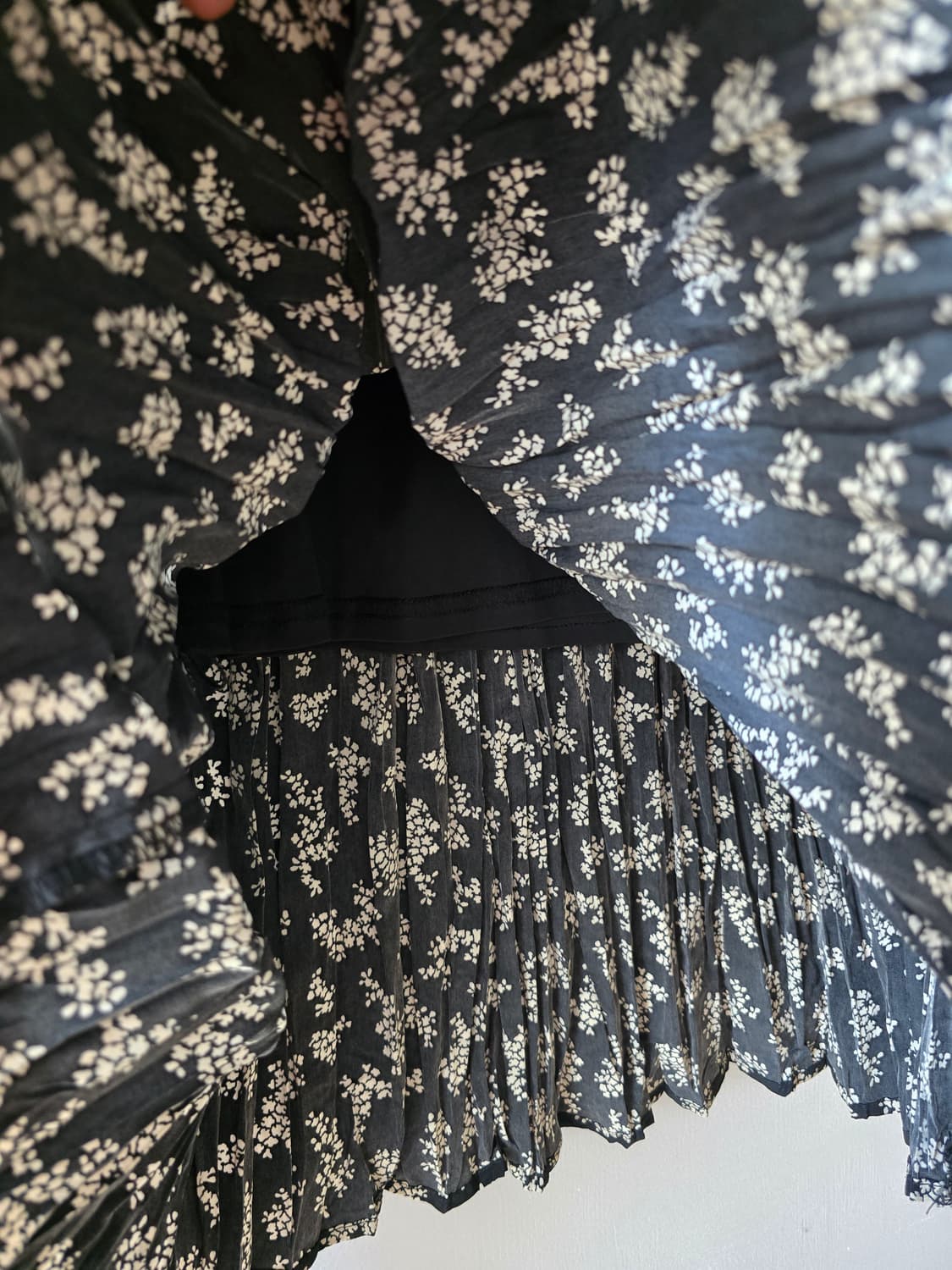 DISCOAT 블랙 잔꽃 플리츠 롱스커트 상품이미지4