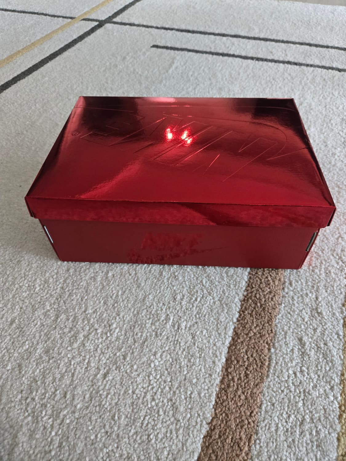 조던 1 레트로 하이 OG 루비 바시티 레드 블랙 상품이미지5