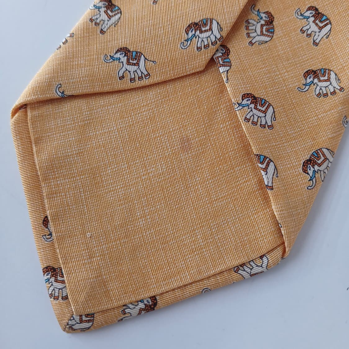 던힐 실크 옐로우 코끼리 모티브 넥타이 9.7cm A+등급 A19176
 상품이미지9