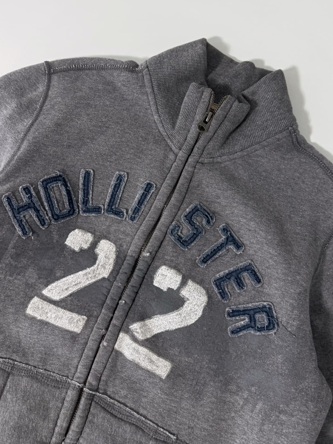 홀리스터 루즈핏 그레이 그런지 패치 스웻 집업 상품이미지3