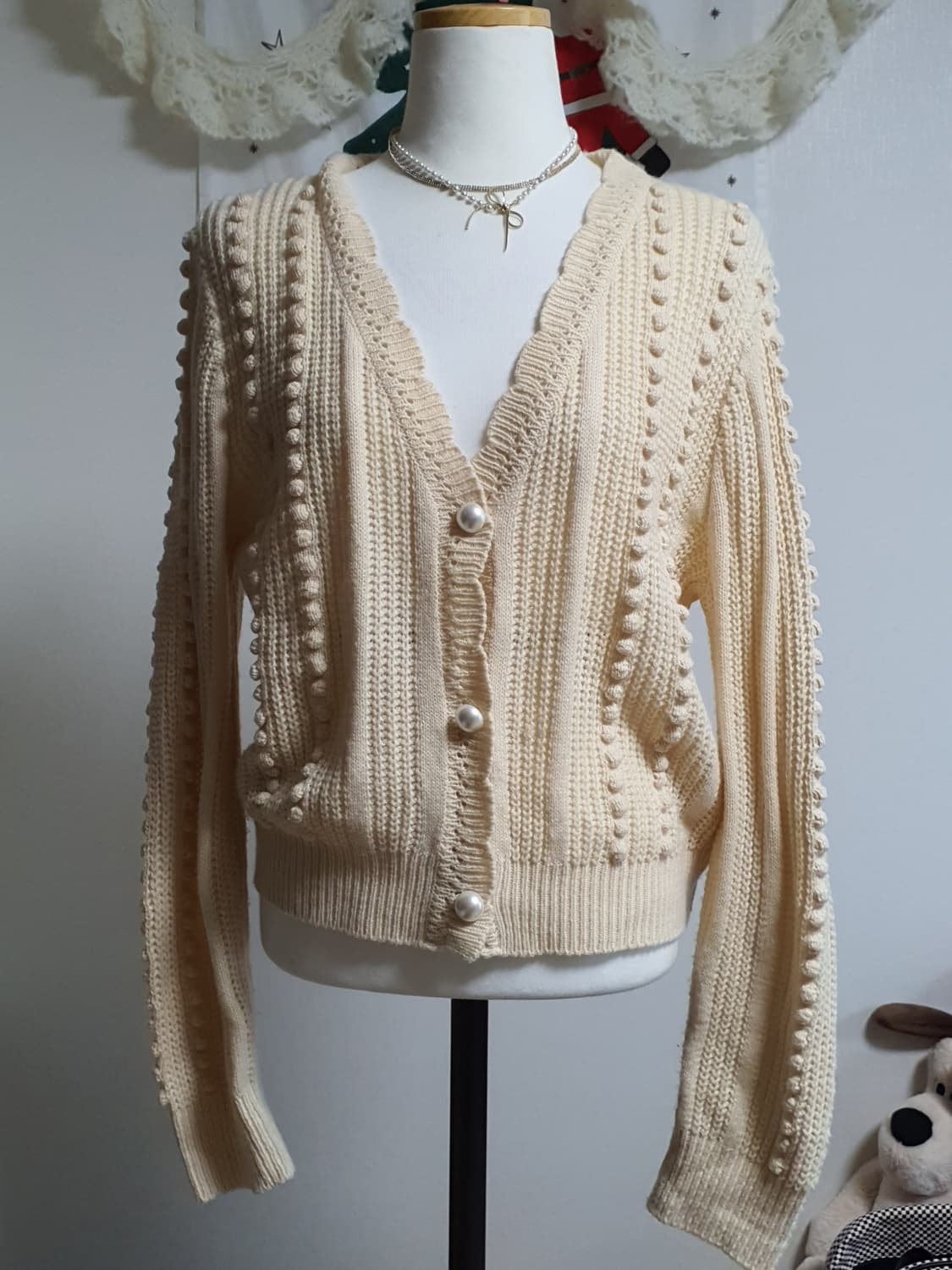 [모리걸] 아이보리 꽈배기 진주 단추 가디건 상품이미지1