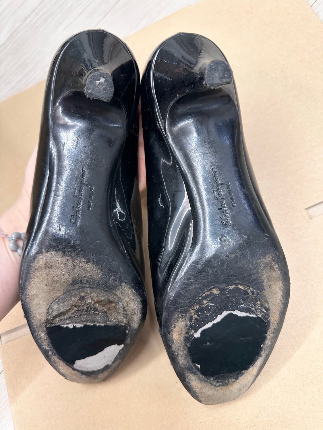 페라가모 블랙 에나멜 리본 펌프스 상품이미지4