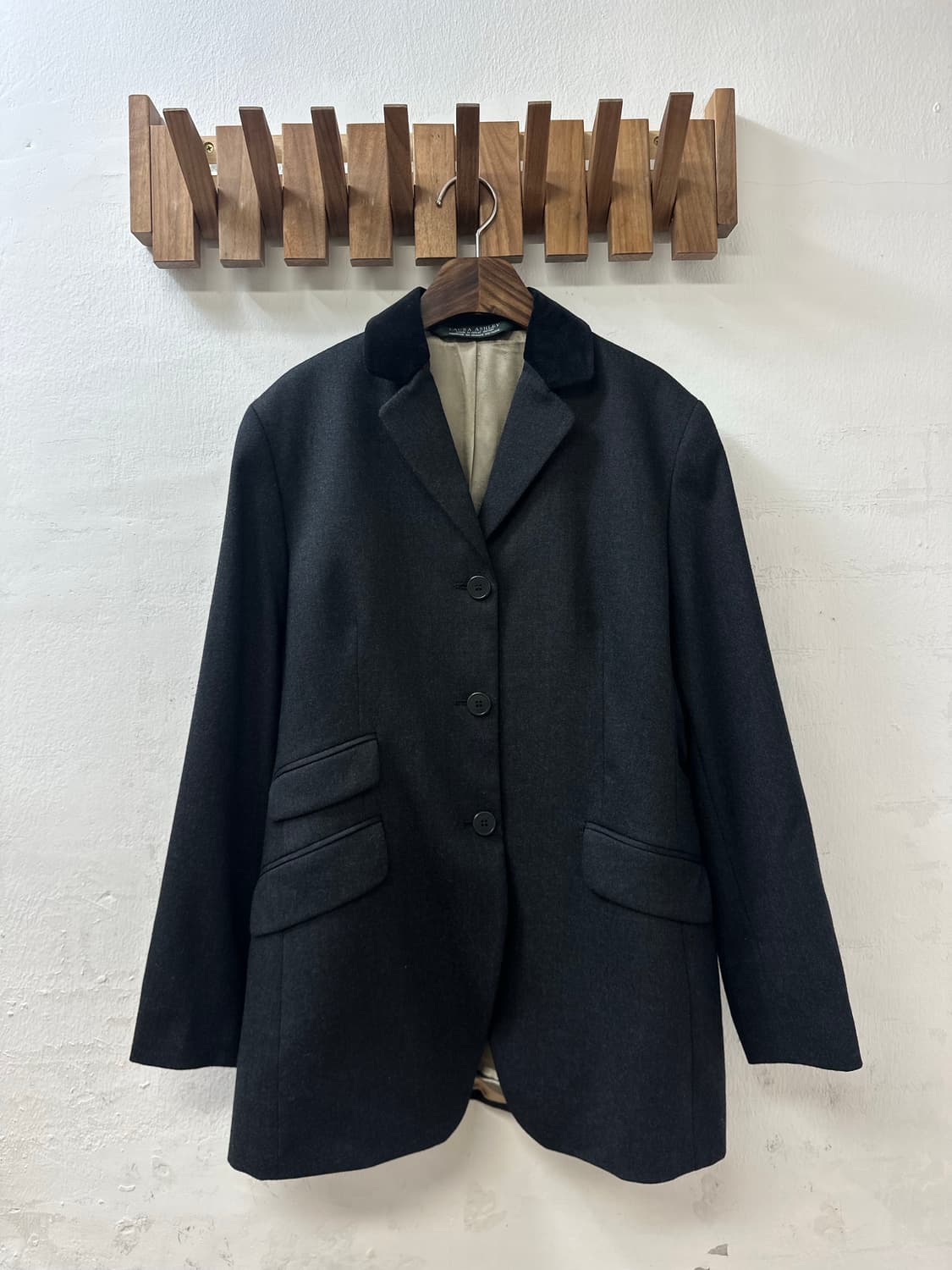 Laura Ashley 로라애슐리 영국제 울 블레이저 3버튼 클래식 자켓 상품이미지1