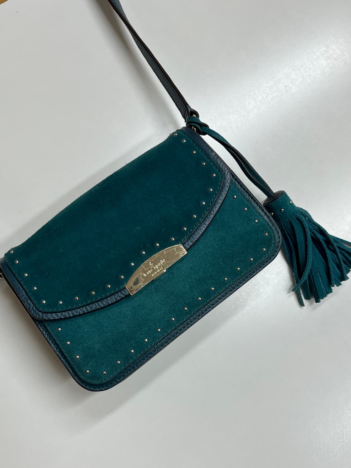 케이트스페이드 스터드 스웨이드 크로스백 상품이미지1