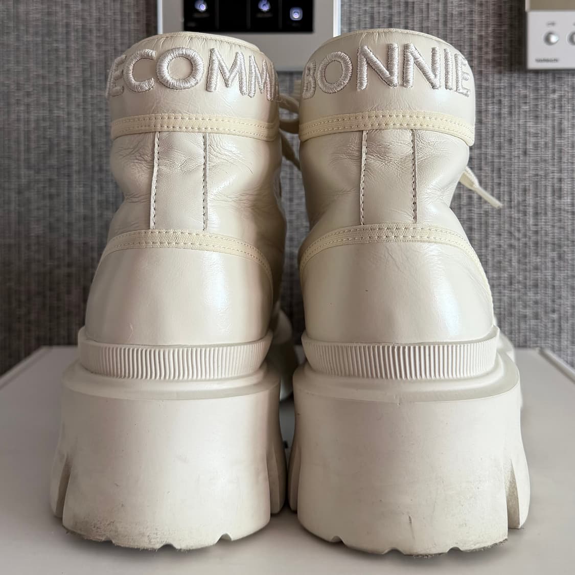 슈콤마보니 청키 플랫폼 워커 스니커즈 아이보리 유광 가죽 키높이 235 상품이미지8