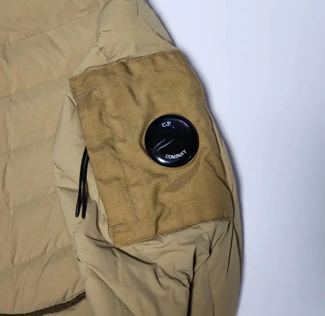 CP컴퍼니 렌즈 와펜 모노블로크 다운 자켓 판매합니다 상품이미지3