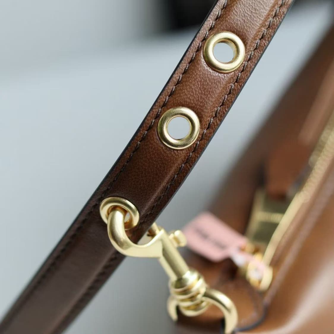 미우 미우 나파 레더 파우치 오크 상품이미지5