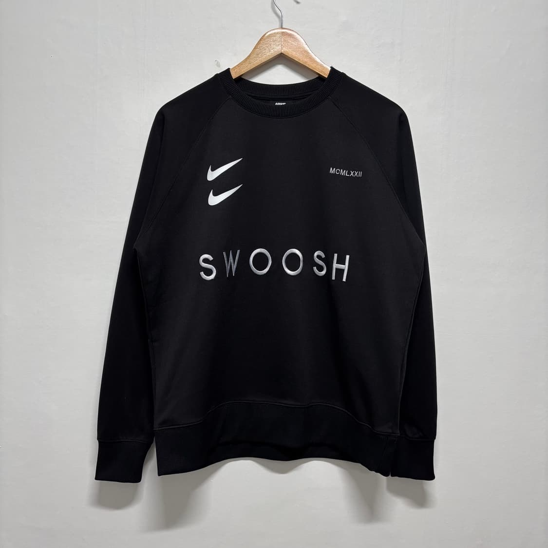 나이키 더블스우시 블랙 맨투맨 상품이미지1