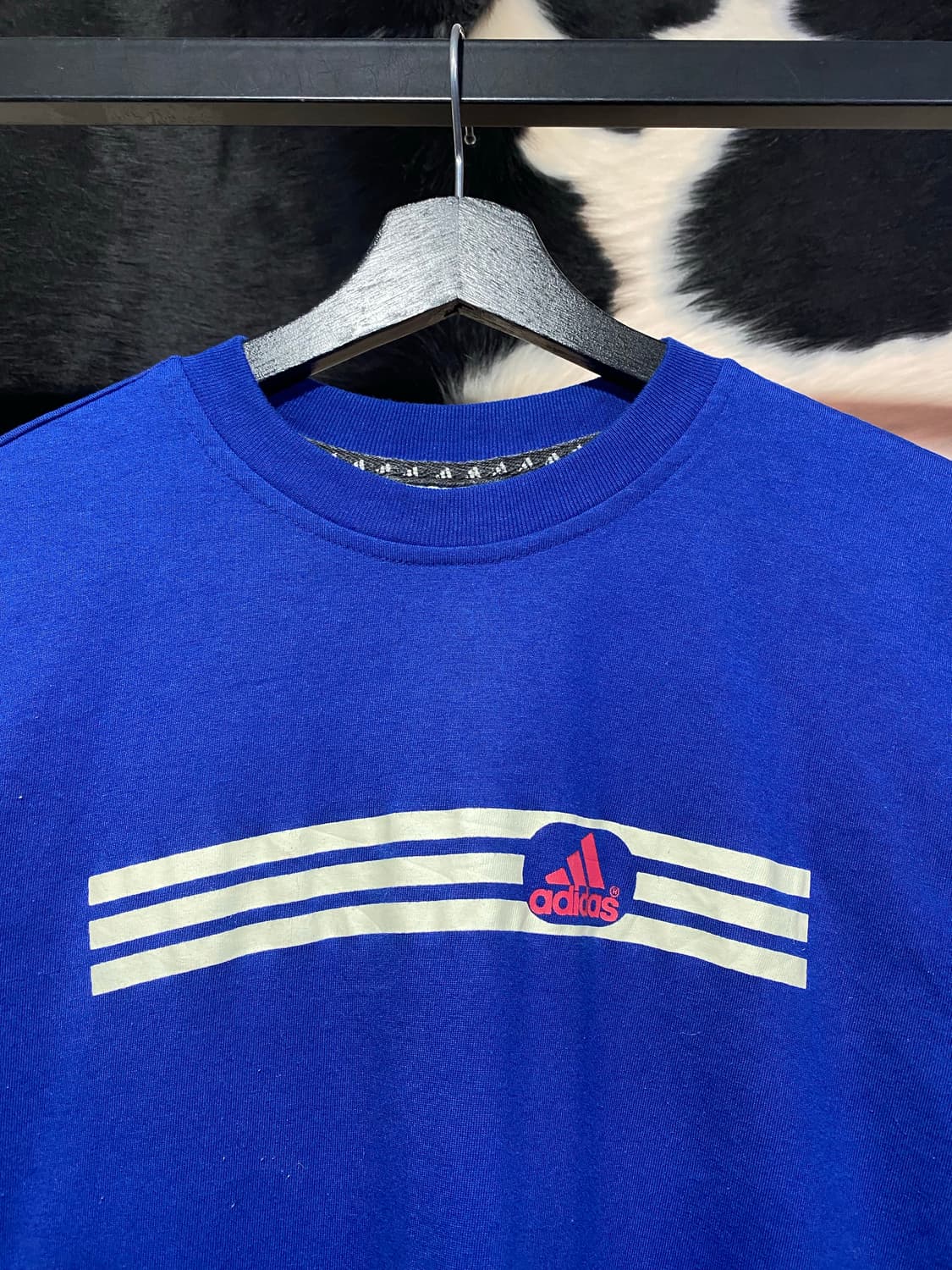 Adidas 삼선 레드 로고 디테일 반팔 티셔츠 상품이미지2