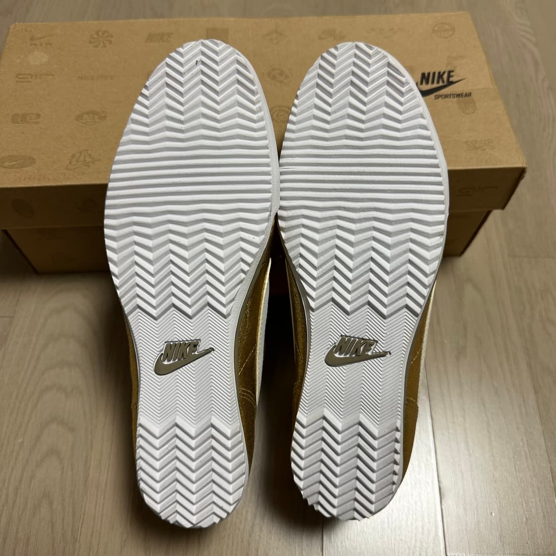 나이키 골드 스니커 (454408 700) 235 사이즈 / 새상품 상품이미지5