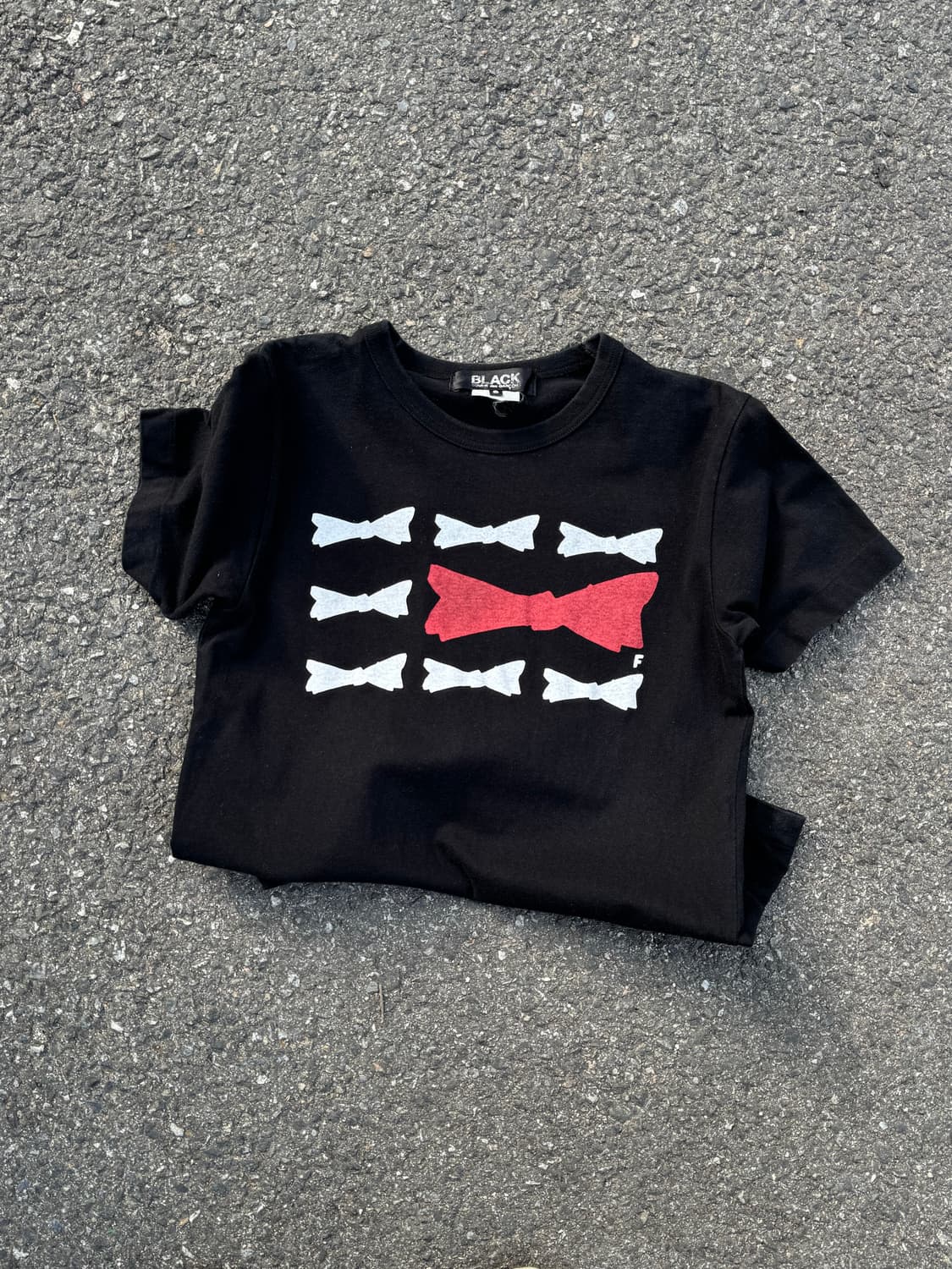 꼼데가르송 블랙 리본 반팔티셔츠  상품이미지1