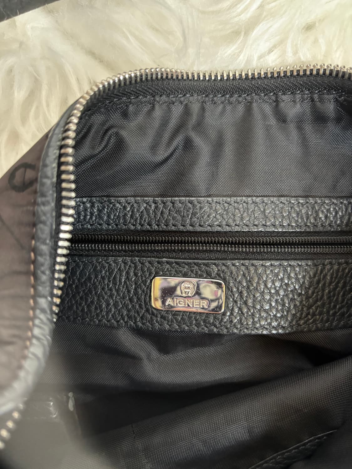 아이그너(Aigner)로고 모노그램 패턴 다크 브라운 호보 숄더백 상품이미지3