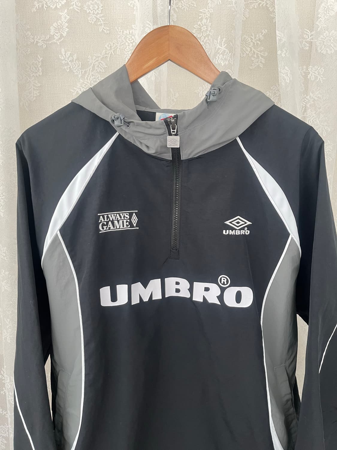 L)엄브로 스포티 캐주얼 후드 아노락 블랙 바람막이 상품이미지3