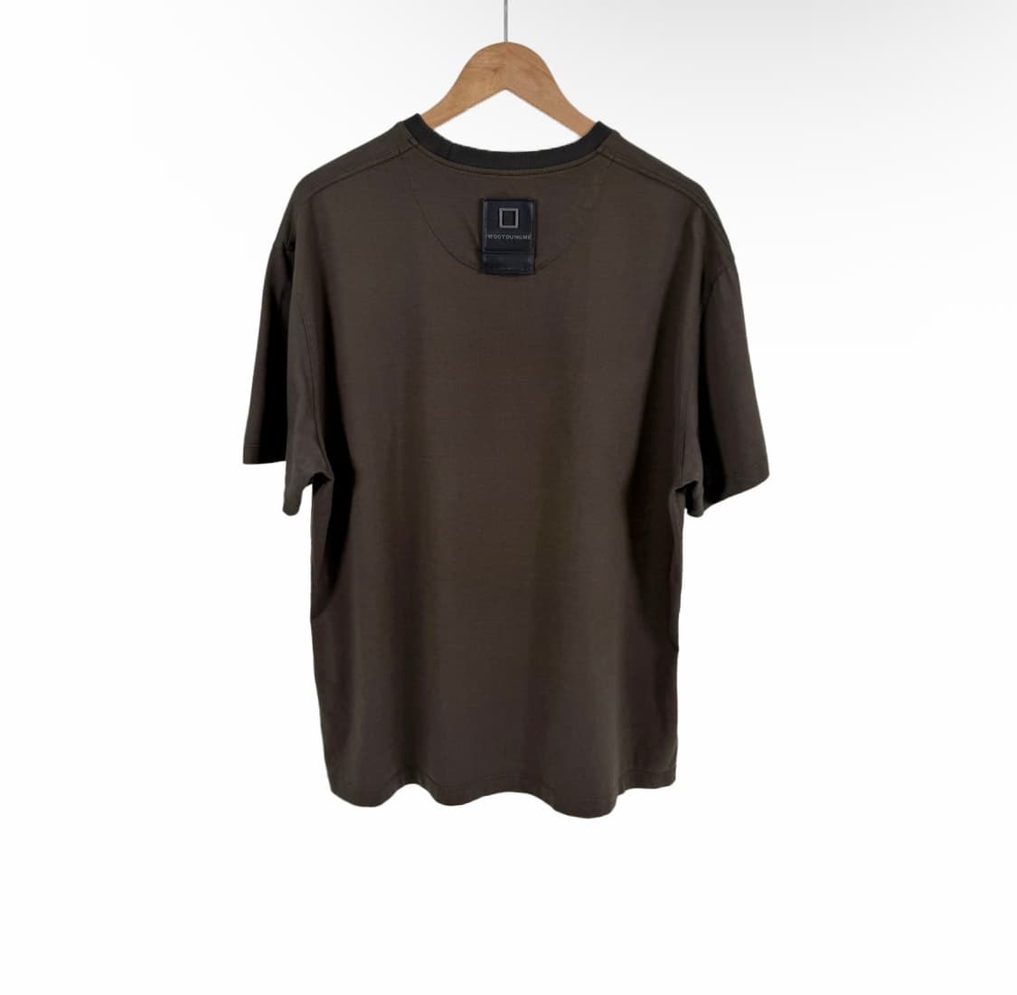 [48] 우영미 남성 레더 패치 백 라벨 반팔 티셔츠 브라운 상품이미지1