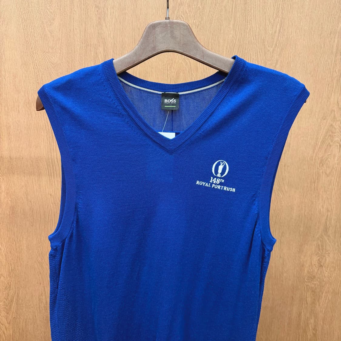 휴고 보스 브이넥 니트 베스트 로고 자수 디테일 레귤러핏 블루 상품이미지4